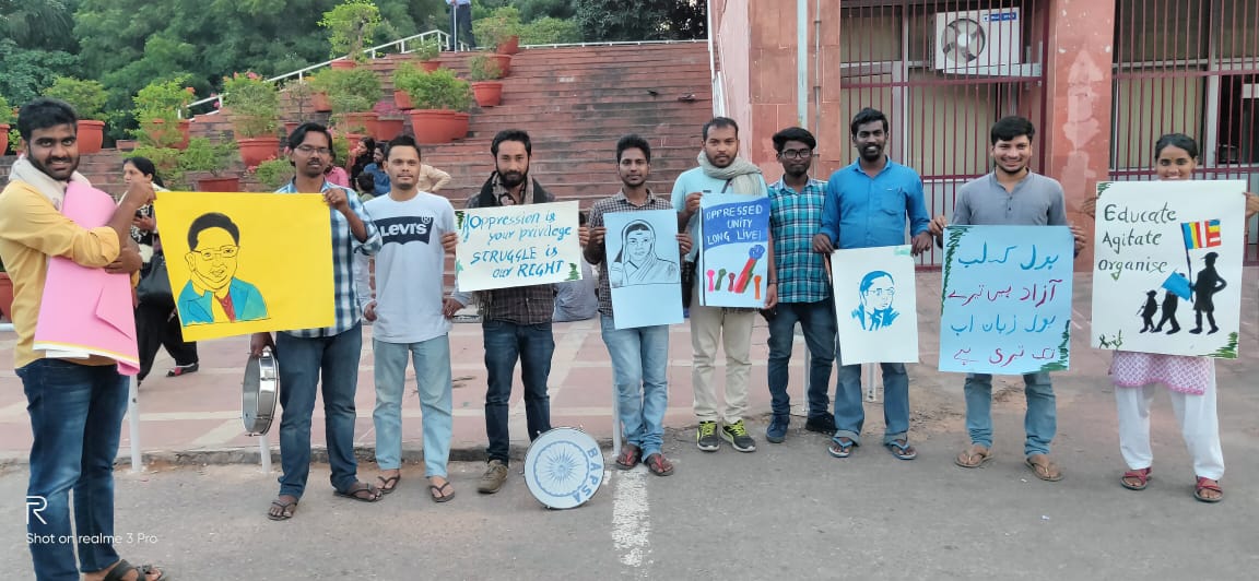 BAPSA_JNU's tweet photo. BAPSA activists participating in the sit down at admin against undemocratic Hostel Manuel and fee hike.

#takebackhostelmanuel 
#stopfeehike 
#studentunitylonglive
#bahujanunitylonglive https://t.co/pUpjFEk9Xo