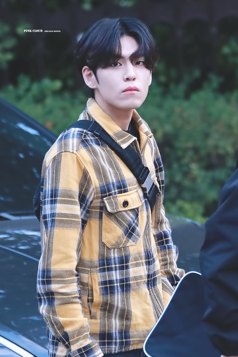 pink_cloud94's tweet photo. 191025 뮤뱅출근
I remember you everyday.
#데이식스 #DAY6 #원필 #wonpil https://t.co/B6QqcMgvyE