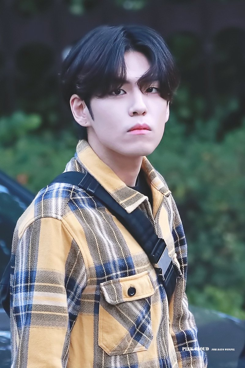 pink_cloud94's tweet photo. 191025 뮤뱅출근
I remember you everyday.
#데이식스 #DAY6 #원필 #wonpil https://t.co/B6QqcMgvyE