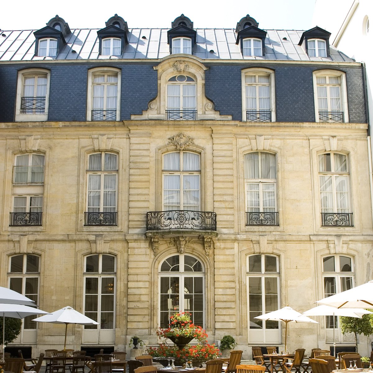 History is being felt the moment you step into Saint James Albany Hotel.
**
L'histoire se fait sentir dès l'instant où vous entrez dans l'hôtel Saint James Albany.

#Sjamoments #hotel #Paris #restaurant #parisjetaime