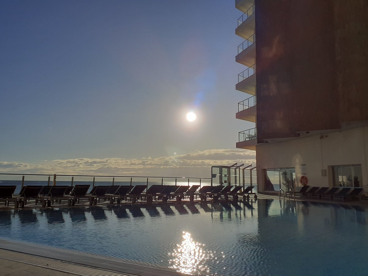 meliaalicante's tweet photo. Quién nos diría con esta imagen que estamos en pleno otoño😉. Esta imagen la acabamos de tomar desde nuestra piscina a 18 grados en estos momentos y subiendo hasta 21.  Quién se anima a venir y descansar unos días en #meliaalicante? Os esperamos #meliaspain #soulmatters https://t.co/10n4WQVimN