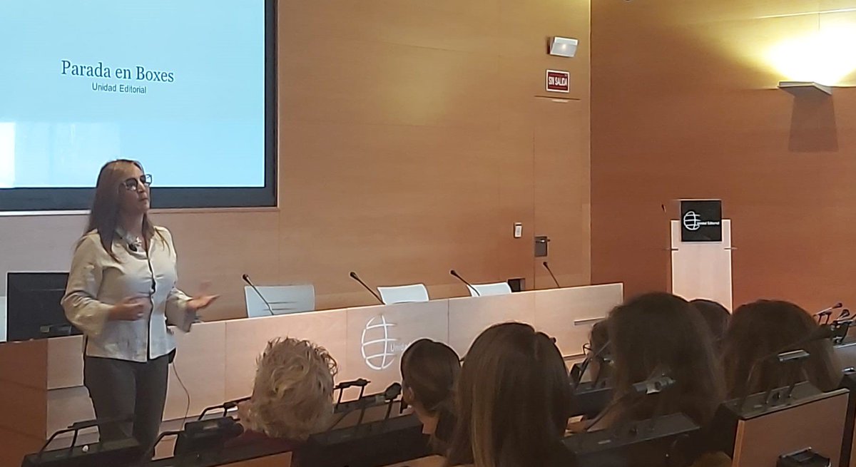 Brandipia's tweet photo. Con @ursula_calvo en una sesión de #ParadaenBoxes en @unidadeditorial. En ella, da las herramientas para introducir en nuestras vidas poco a poco “paradas técnicas” que nos permiten eliminar el cansancio mental y el estrés. https://t.co/1QWUcO1ljb