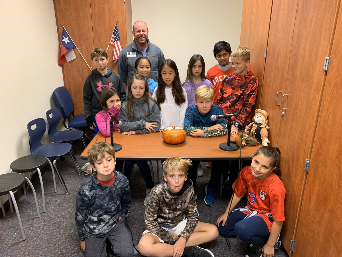 FrostwoodLib's tweet photo. Broadcast crew change time. Always sad to see them go but excited to work with a new crew. #kfwebroadcastcrew #fwe4thgrade #sbisdlib #bittersweet https://t.co/3kfYhrqsMV