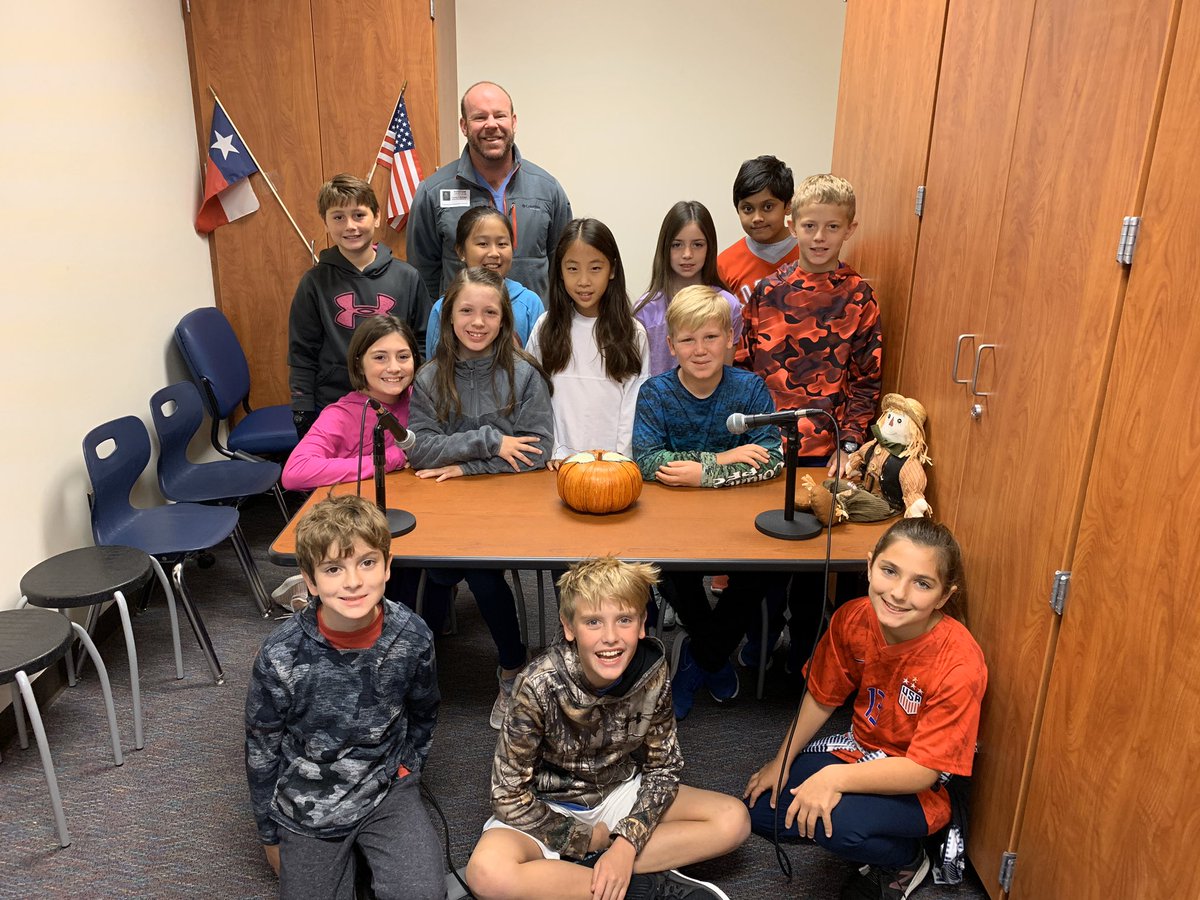 FrostwoodLib's tweet photo. Broadcast crew change time. Always sad to see them go but excited to work with a new crew. #kfwebroadcastcrew #fwe4thgrade #sbisdlib #bittersweet https://t.co/3kfYhrqsMV
