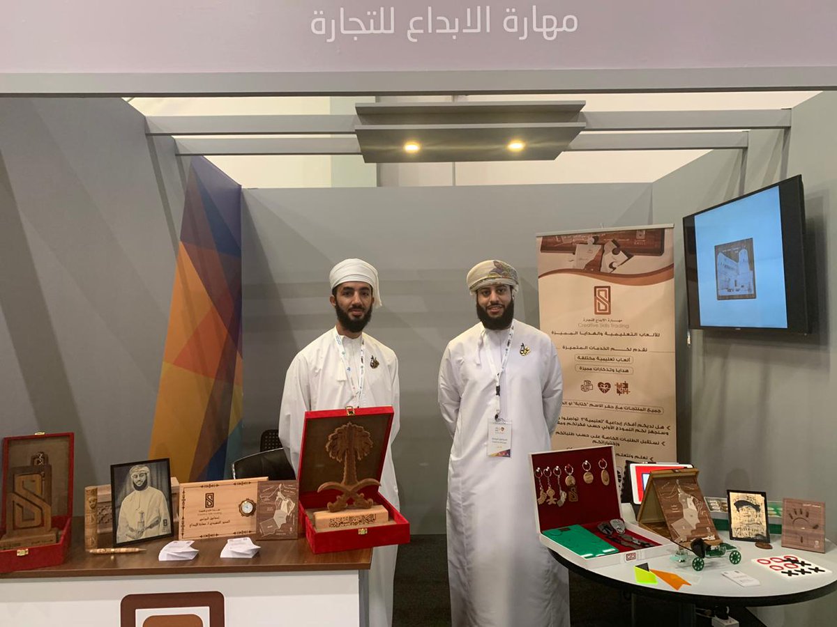 إسماعيل الرواحي وأحمد الرواحي من شركة مهارة الإبداع: مشاركتنا في المعرض لاستعراض منتجاتنا والتي تشمل هدايا مبتكرة وألعاب تعليمية من صناعة وإعداد الشركة ولقد وجدنا اهتمام كبير في منتجاتنا من قبل زوار #ملتقى_ومعرض_راد_لريادة_الاعمال