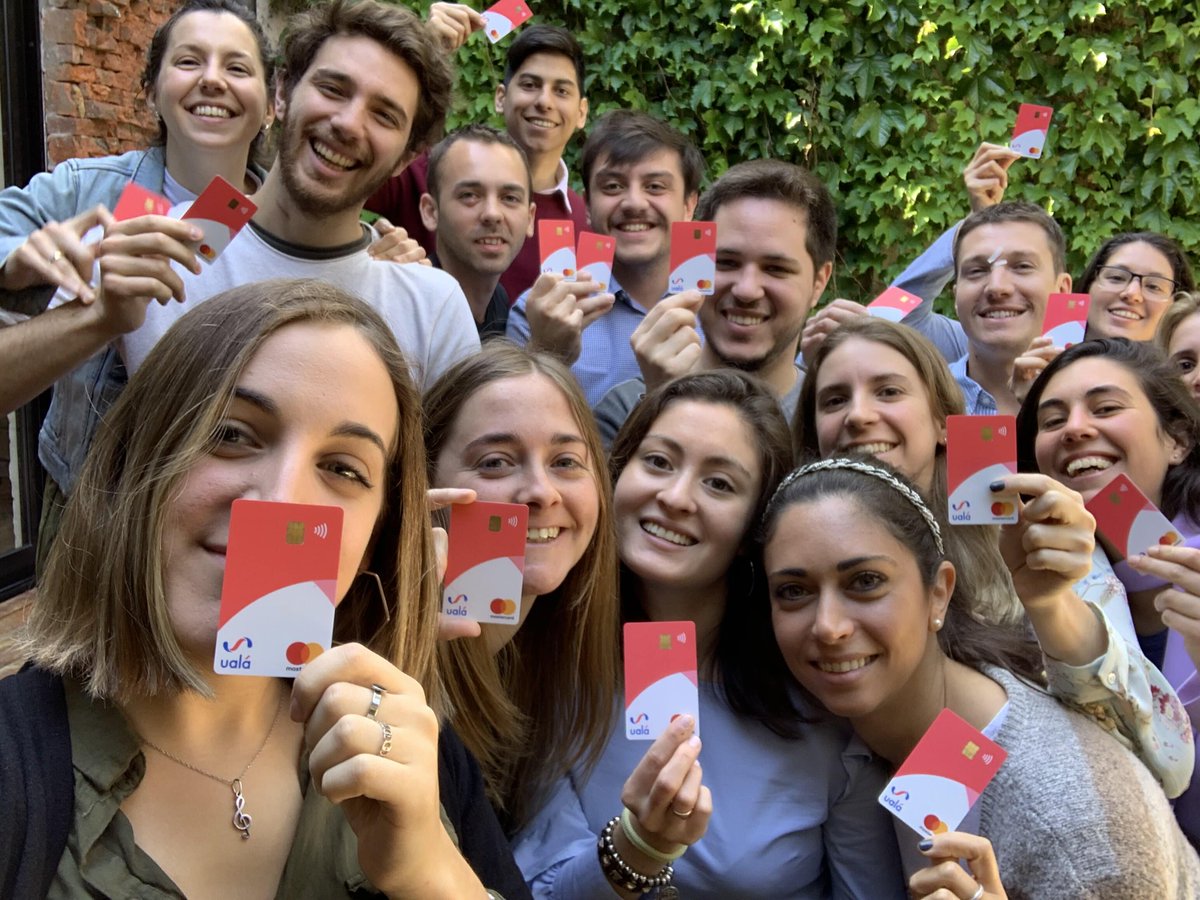 uala_arg's tweet photo. Nuestro team ya tiene su tarjeta en #ModoVertical 😎. ¿Abrimos hilo? Usen el hashtag 👉 #LlegóMiUalá y compartan sus selfies 🙌 https://t.co/nKuACMQ0pT
