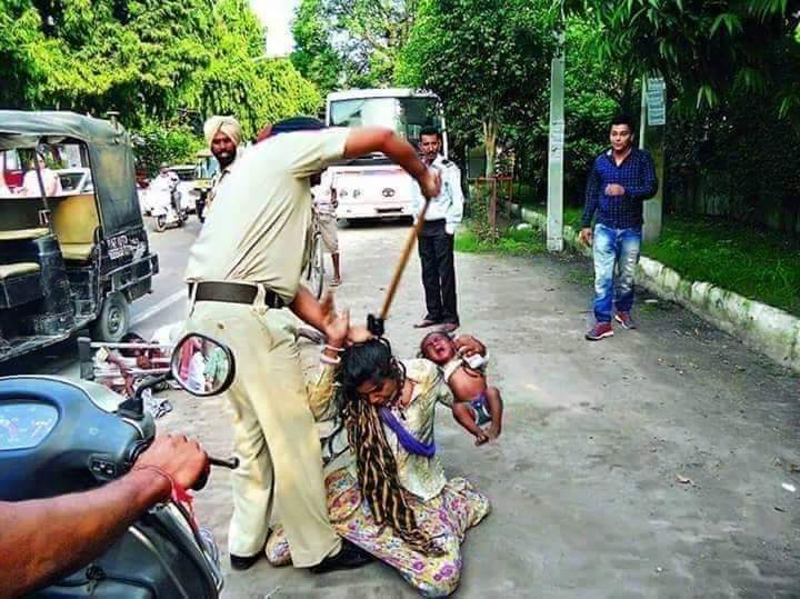 One_Man_Army___'s tweet photo. भूल मत जाना यारों इन खाखी के गुंडों को. 🙁
#LawyersVsDelhiPolice https://t.co/KMaO43RFFI