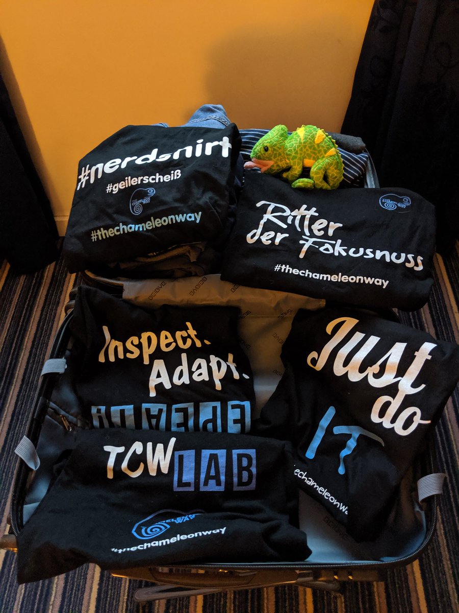 ChameleonWay's tweet photo. One #nerdshirt for every #devoxx day #ChameleonKalle #TheChameleonWay https://t.co/NKnwWpDnsb