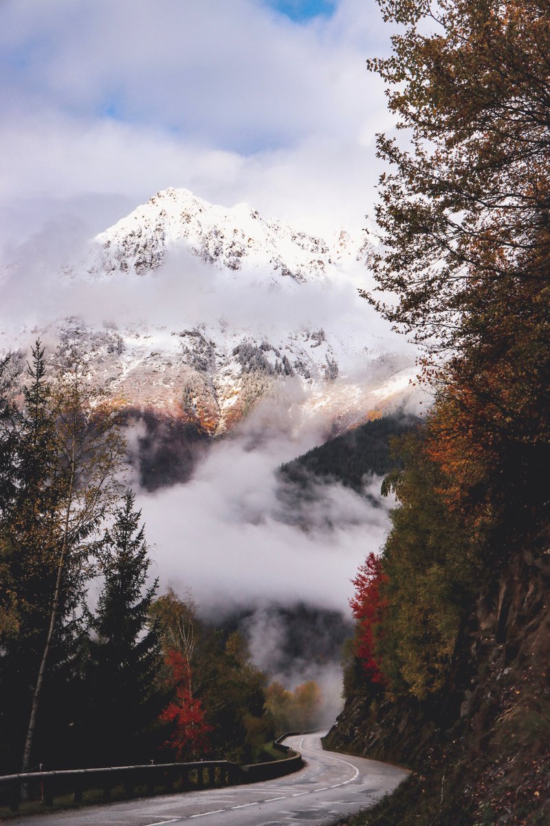 oz_en_oisans's tweet photo. A #ozenoisans les paysages hésitent... entre automne et hiver  🍂❄️ https://t.co/CLXODy20oO