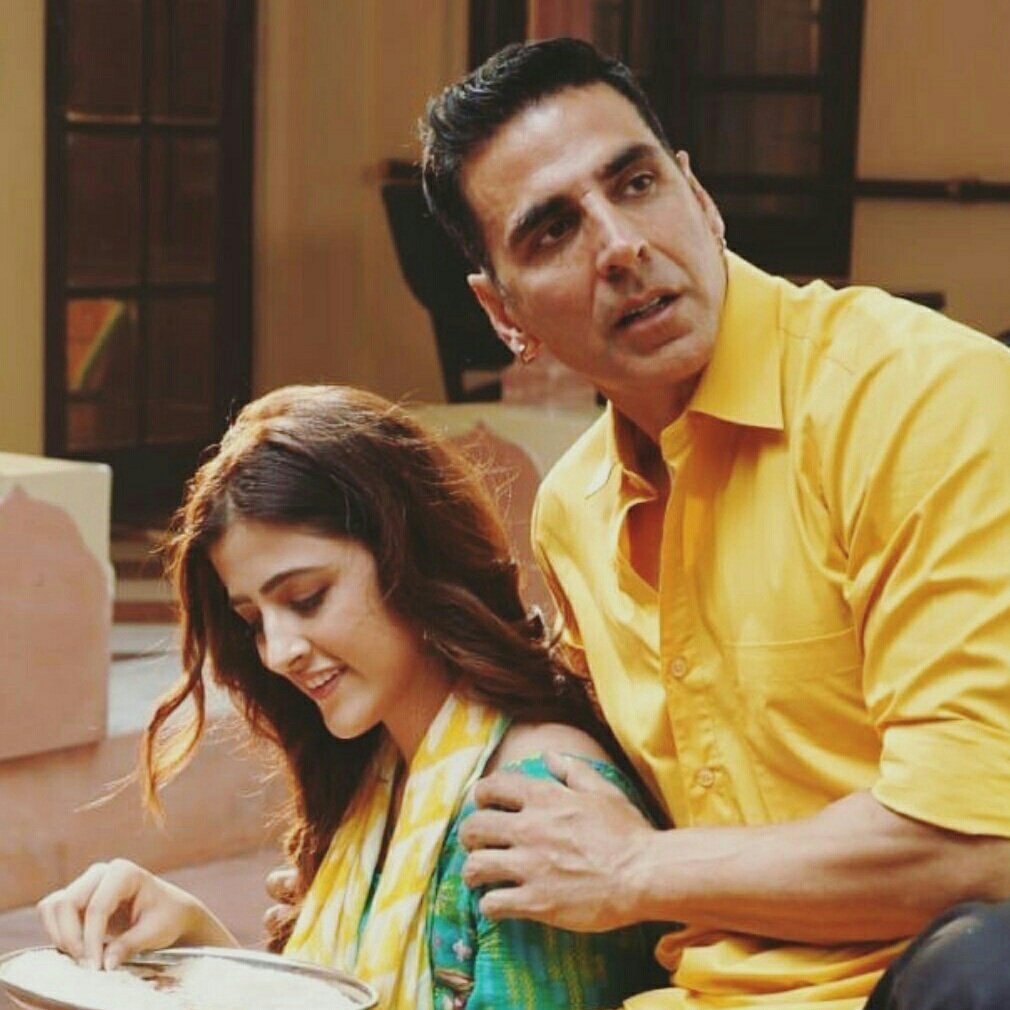 NupurSanonNewFC's tweet photo. Angel @NupurSanon and @akshaykumar clicked on #Fillhal setsโจ https://t.co/iKRhidhgeq