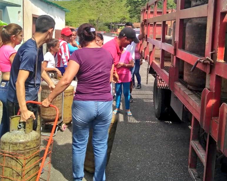 GasTachira's tweet image. #TodosSomosCLAP | En el sector Teo Camargo municipio #Córdoba, 338 familias abastecidas gas doméstico. Con los @ClapOficial continuamos atendiendo al pueblo de manera directa y segura.

 #14AñosDerrotaDelAlca