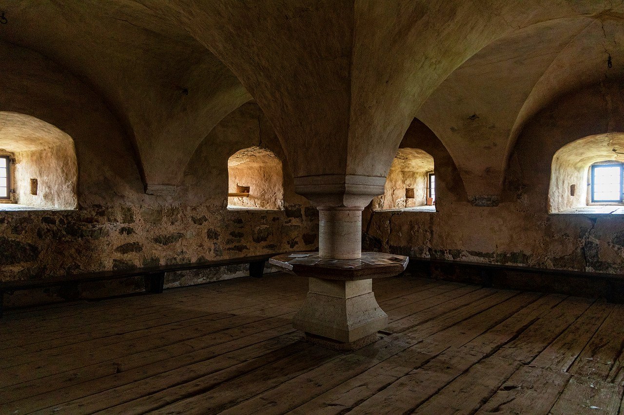 繻 鳳花 騎士の館や石造りの街は 一見ロマンある雰囲気ではありますが 晴天でない日はなんとなく不気味なオーラを醸し出すことがあるかなと思います 夜は月明りでもない限り漆黒の世界 たまに揺らめく松明なども 正体不明の集団であることが多かった