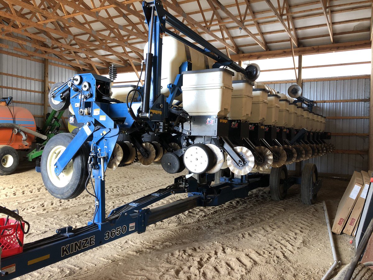 Mastfarms08Ryan's tweet photo. 2009 Kinze 3650 Planter For Sale
Nice 12/24 Row, 2x2 Liquid Fert., Precision planting corn meters, Kinze Soybean Brush meters, No-Till, 20/20 Precision Planting Wiring Harness &amp; Seed Tubes, Box Extensions. $58,000. DM me for more Information. https://t.co/Js09QMy0E1