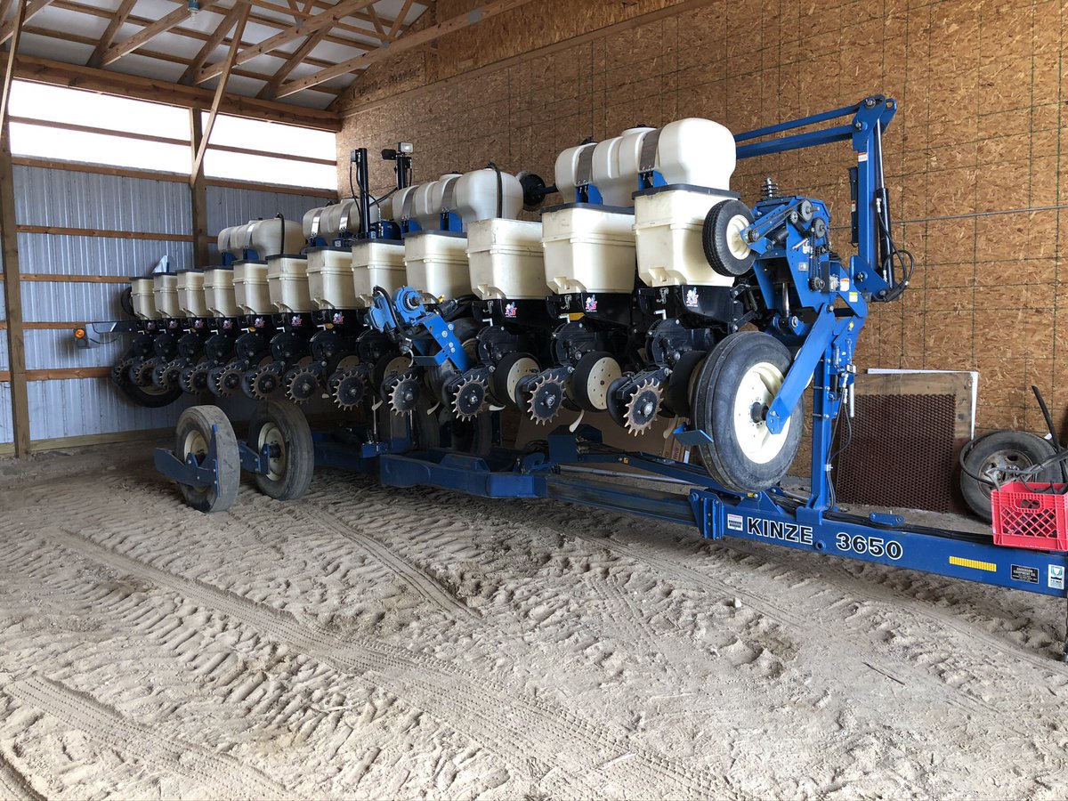 Mastfarms08Ryan's tweet photo. 2009 Kinze 3650 Planter For Sale
Nice 12/24 Row, 2x2 Liquid Fert., Precision planting corn meters, Kinze Soybean Brush meters, No-Till, 20/20 Precision Planting Wiring Harness &amp; Seed Tubes, Box Extensions. $58,000. DM me for more Information. https://t.co/Js09QMy0E1