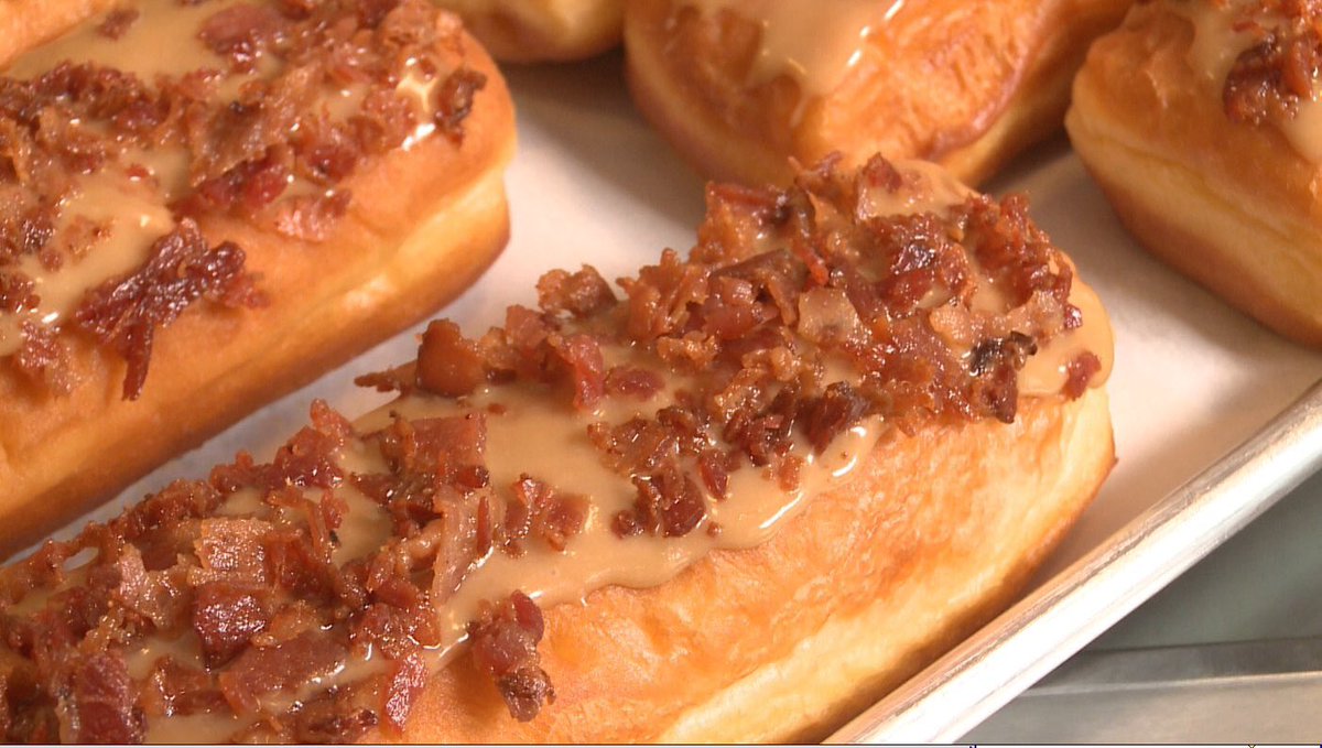Maple Bacon Long John 🥓🍩 #NationalDoughnutDay