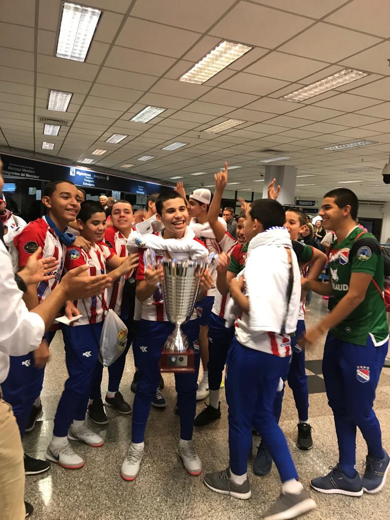 fpfs_py's tweet image. Llegada del equipo C13 al país! Estarán reuniéndose con el Presidente de la República Mario Abdo 🇵🇾🎉
#futboldesalon #MundialC13