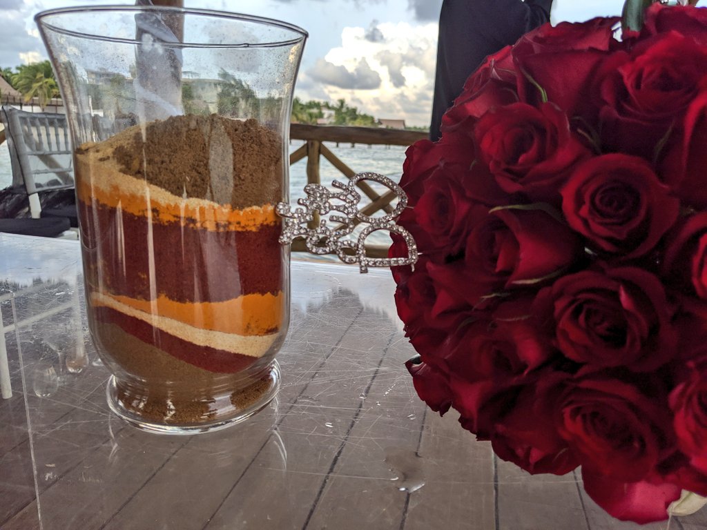 YashYanthi's tweet photo. Instead of a ring exchange (again), I decided that we should do a spice ceremony and guests were able to take it home with them as a memory of our #vowrenewal at @The_fives with @airtransat
#AirTransat_Partner #ExperienceTransat #feelthefives #MurphysDoFives https://t.co/hU2T8BCgar