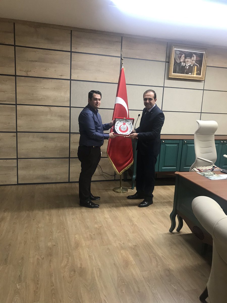 ehad_urfa63's tweet photo. Şanlıurfa Evrensel Hafızlar Derneği Şube Başkanımız Veli DİVAR Şanlıurfa İl Milli Eğitim Müdürü Sayın İsmail YAPICIER’i makamında ziyaret etti. @ehad @aliozdemirgsb @ismailyapicier @UrfaMem @UrfaValiligi https://t.co/6MM6UQGRLm