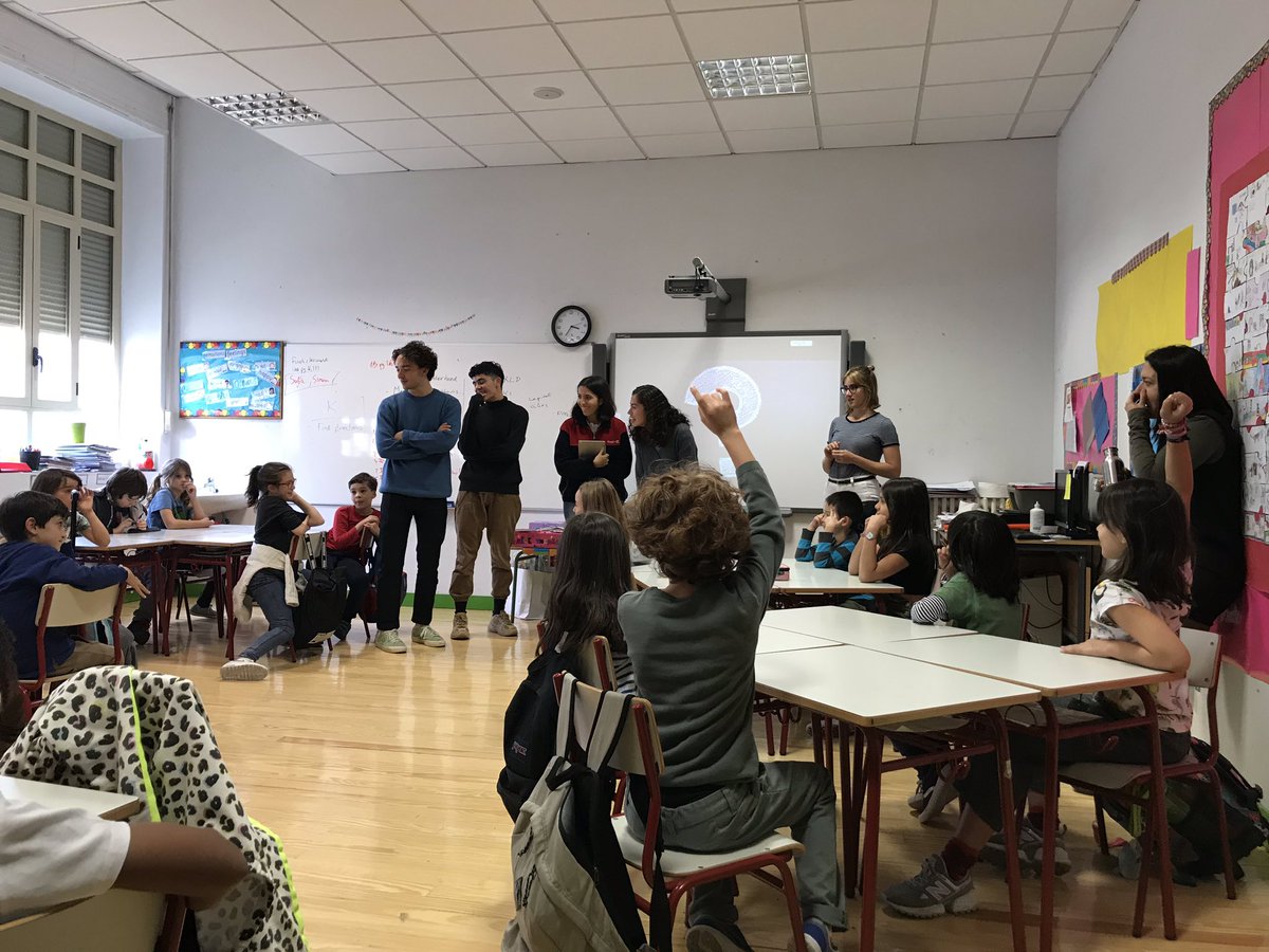 osantossopena's tweet photo. Buscando correspondencias fonéticas árabes/griegas, revisando procesos de escritura a través #Tintín y #AsterixyObelix, construyendo bailes peruanos como la #Diablada y reflexionando a través del movimiento con la danza irlandesa #Dingledance 🌎👨🏼‍🏫👩🏽‍🎓 | Esto es #AulasPuente https://t.co/8RIIrIMzlh