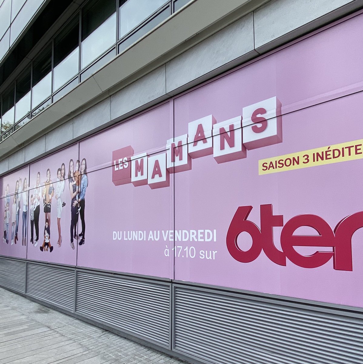 jeromefouqueray's tweet photo. #6ter L’émission quotidienne à succès #LesMamans s’affiche en grand sur la façade du siège du @M6Groupe 🌸💛💪 @pgledan @MarianGuillin @jeanlouistv @charlottegalice @Gaet_Lag @EmmanuelleW9 @m6publicite https://t.co/3FE2duXah2