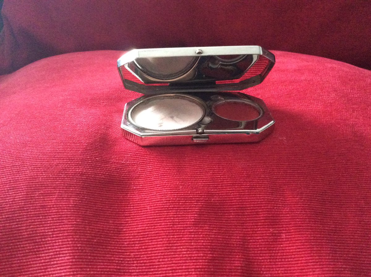 AshhCollectable's tweet photo. #Rare #ArtDeco #Beautiful #Octagonal #Metallic #Foiled #Vanity #Compact with #SailingScene on #ReversePainted #celluloid
Includes #original #rouge and #powder #Collectable #Quality #VintageVanities See #VintagePowderCompacts at
https://t.co/w5tDwEiPaU https://t.co/whctcHuuxq