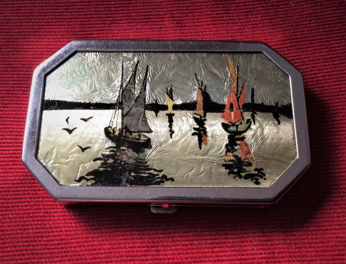 AshhCollectable's tweet photo. #Rare #ArtDeco #Beautiful #Octagonal #Metallic #Foiled #Vanity #Compact with #SailingScene on #ReversePainted #celluloid
Includes #original #rouge and #powder #Collectable #Quality #VintageVanities See #VintagePowderCompacts at
https://t.co/w5tDwEiPaU https://t.co/whctcHuuxq