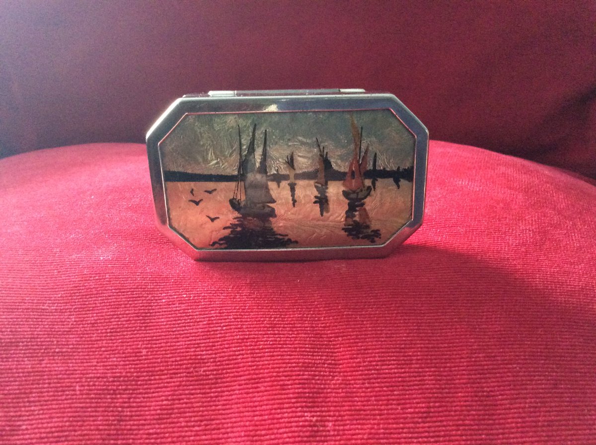 AshhCollectable's tweet photo. #Rare #ArtDeco #Beautiful #Octagonal #Metallic #Foiled #Vanity #Compact with #SailingScene on #ReversePainted #celluloid
Includes #original #rouge and #powder #Collectable #Quality #VintageVanities See #VintagePowderCompacts at
https://t.co/w5tDwEiPaU https://t.co/whctcHuuxq