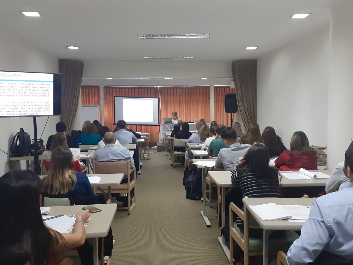 CadeUruguay's tweet photo. Se está dictando en estos momentos el #CursoCADE: Acoso y violencia en el trabajo. Los riesgos psicosociales. Importancia de la prevención. Expone la Dra. Liliana Dono, con una alta concurrencia de público. https://t.co/wWnj9tSDHX
