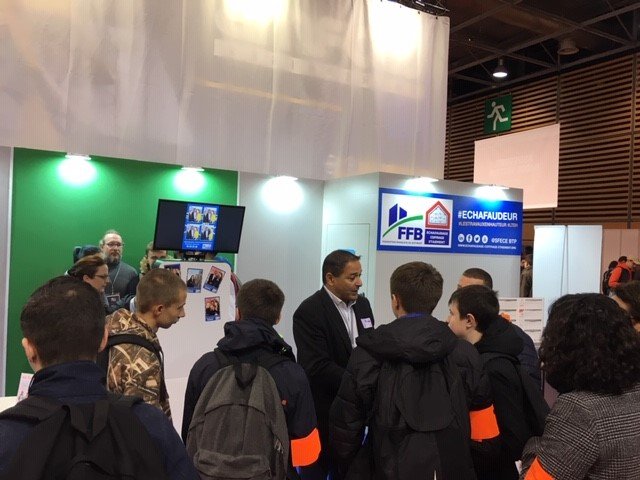SFECE_FFB's tweet photo. Les jeunes découvrent les métiers #lestravauxenhauteur en s’amusant sur le stand du Syndicat. 
Vous aussi repartez avec votre photo et/ou votre mini-vidéo ! Rendez-vous stand P53 - Hall 5B #BATIMAT #BATIMAT2019 #lestravauxenhauteur #LTEH #echafaudeur #Formation #Emploi #Batiment https://t.co/VgTM44JqFD