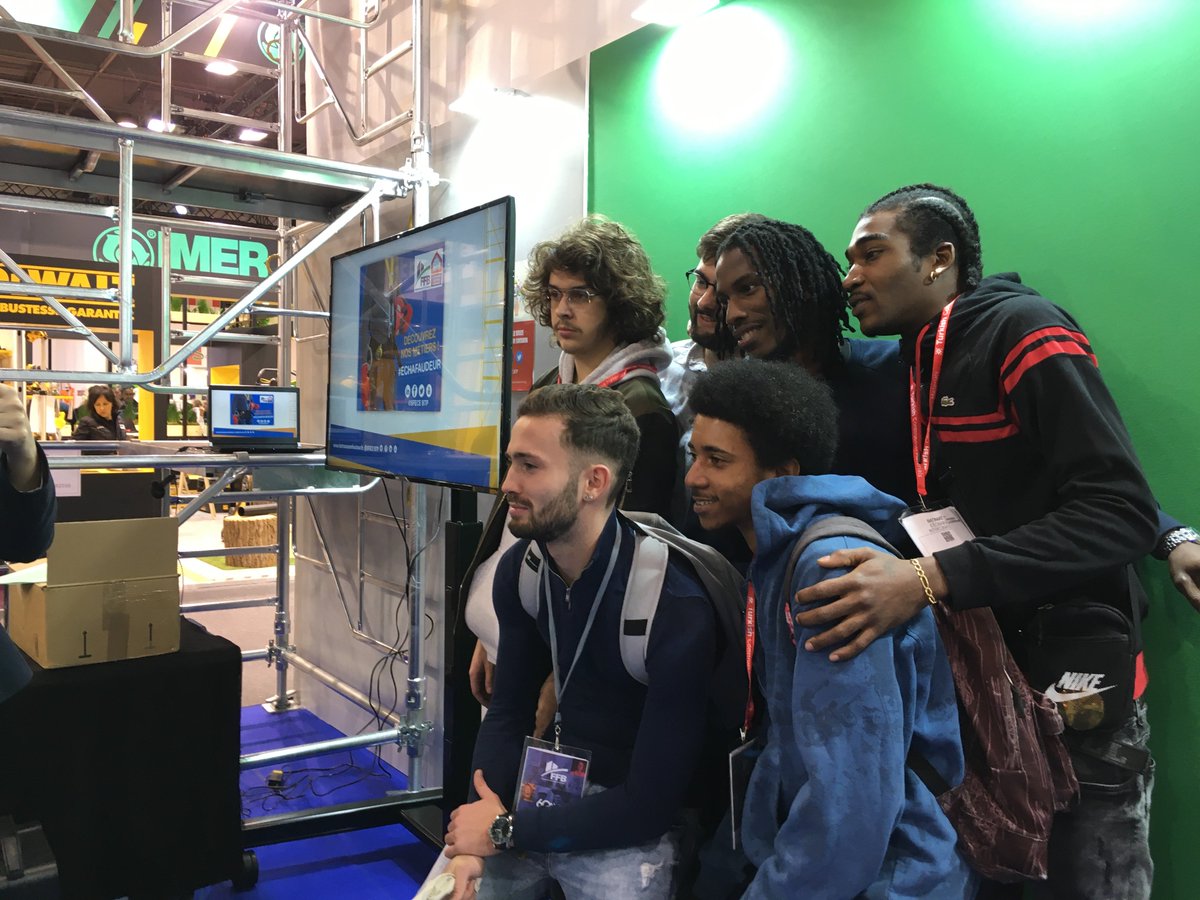 SFECE_FFB's tweet photo. Les jeunes découvrent les métiers #lestravauxenhauteur en s’amusant sur le stand du Syndicat. 
Vous aussi repartez avec votre photo et/ou votre mini-vidéo ! Rendez-vous stand P53 - Hall 5B #BATIMAT #BATIMAT2019 #lestravauxenhauteur #LTEH #echafaudeur #Formation #Emploi #Batiment https://t.co/VgTM44JqFD