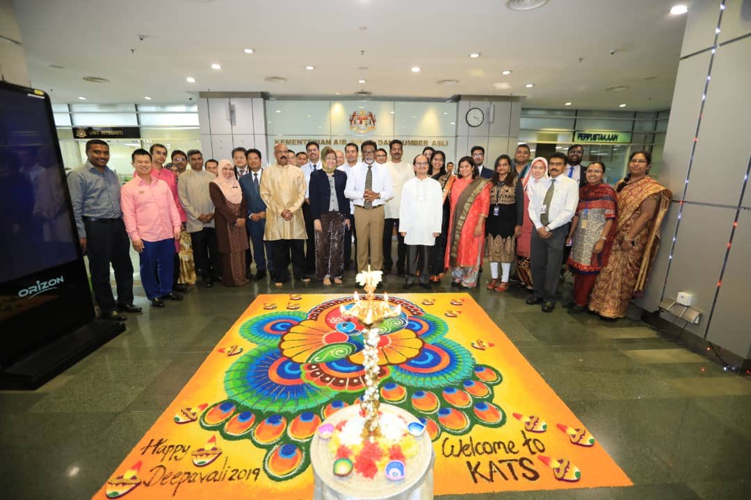 nresmalaysia's tweet photo. Hiasan ‘Kolam’ warnai sambutan Deepavali di KATS

Menteri KATS, YB Dr. Xavier Jayakumar hari ini berkesempatan meluangkan masa menyalakan pelita dan melihat hiasan ‘kolam’ sempena perayaan Deepavali di perkarangan lobi KATS. 

#Deepavali
#PestaCahaya
#KATSMalaysia https://t.co/asBmhnJ3Bv