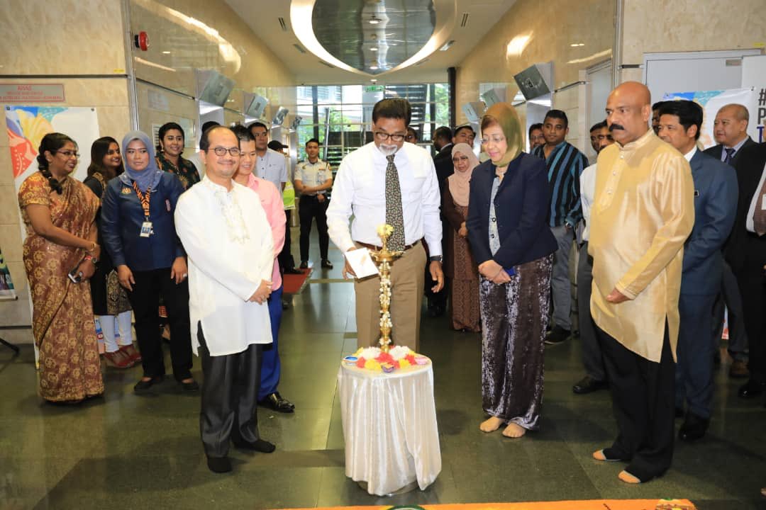 nresmalaysia's tweet photo. Hiasan ‘Kolam’ warnai sambutan Deepavali di KATS

Menteri KATS, YB Dr. Xavier Jayakumar hari ini berkesempatan meluangkan masa menyalakan pelita dan melihat hiasan ‘kolam’ sempena perayaan Deepavali di perkarangan lobi KATS. 

#Deepavali
#PestaCahaya
#KATSMalaysia https://t.co/asBmhnJ3Bv
