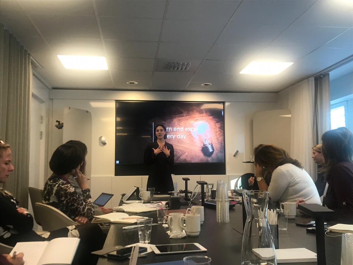 redmad_chile's tweet photo. Esta mañana nuestra delegación #Redmad fue recibida por @BusinessSweden en Suecia 🇸🇪 Diferentes expertos en temas de liderazgo y comunicación compartieron los avances que ha realizado el país nórdico en materia de igualdad de género! #MisionREDMAD https://t.co/FBpvOUEUL6