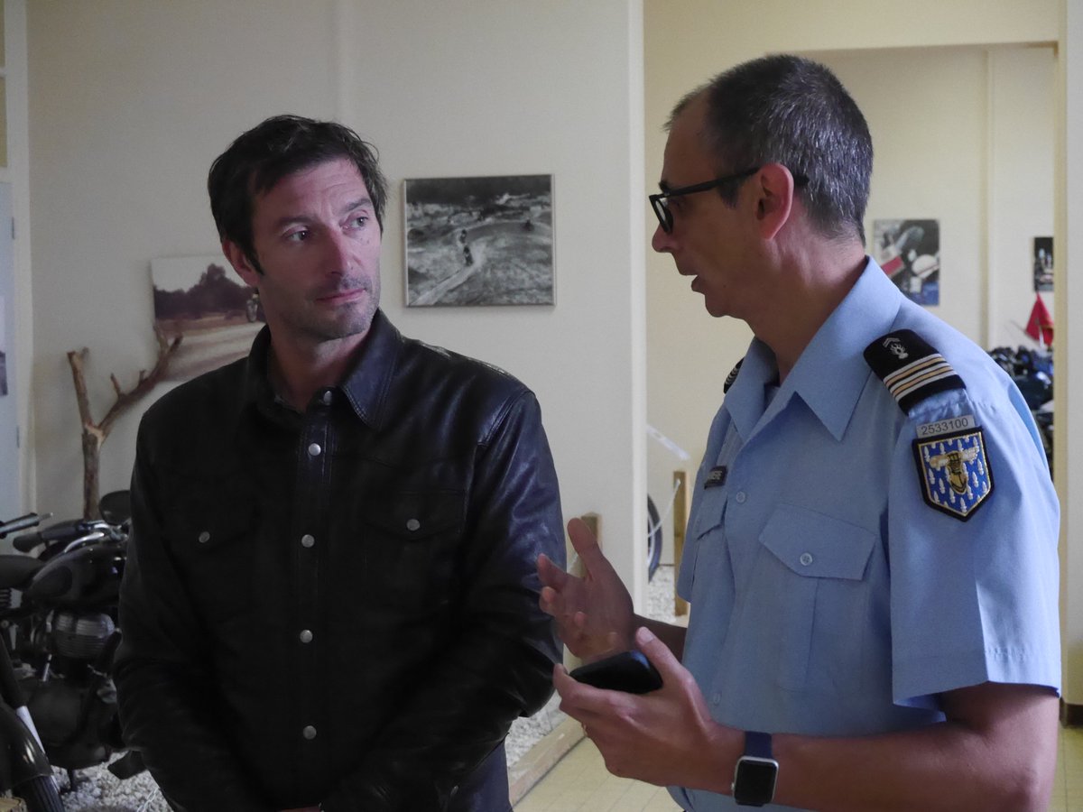 Gendarmerie's tweet photo. #LeSaviezVous Vrais et "faux" gendarmes se rencontrent sur des tournages 🎥

Les professionnels qui mettent à l'image des #gendarmes peuvent se faire conseiller par notre service communication... pour que la fiction colle à la réalité ! 😉

Pour + d'infos➡️https://t.co/0u5IK6TYpS https://t.co/hLPoZu9hIq