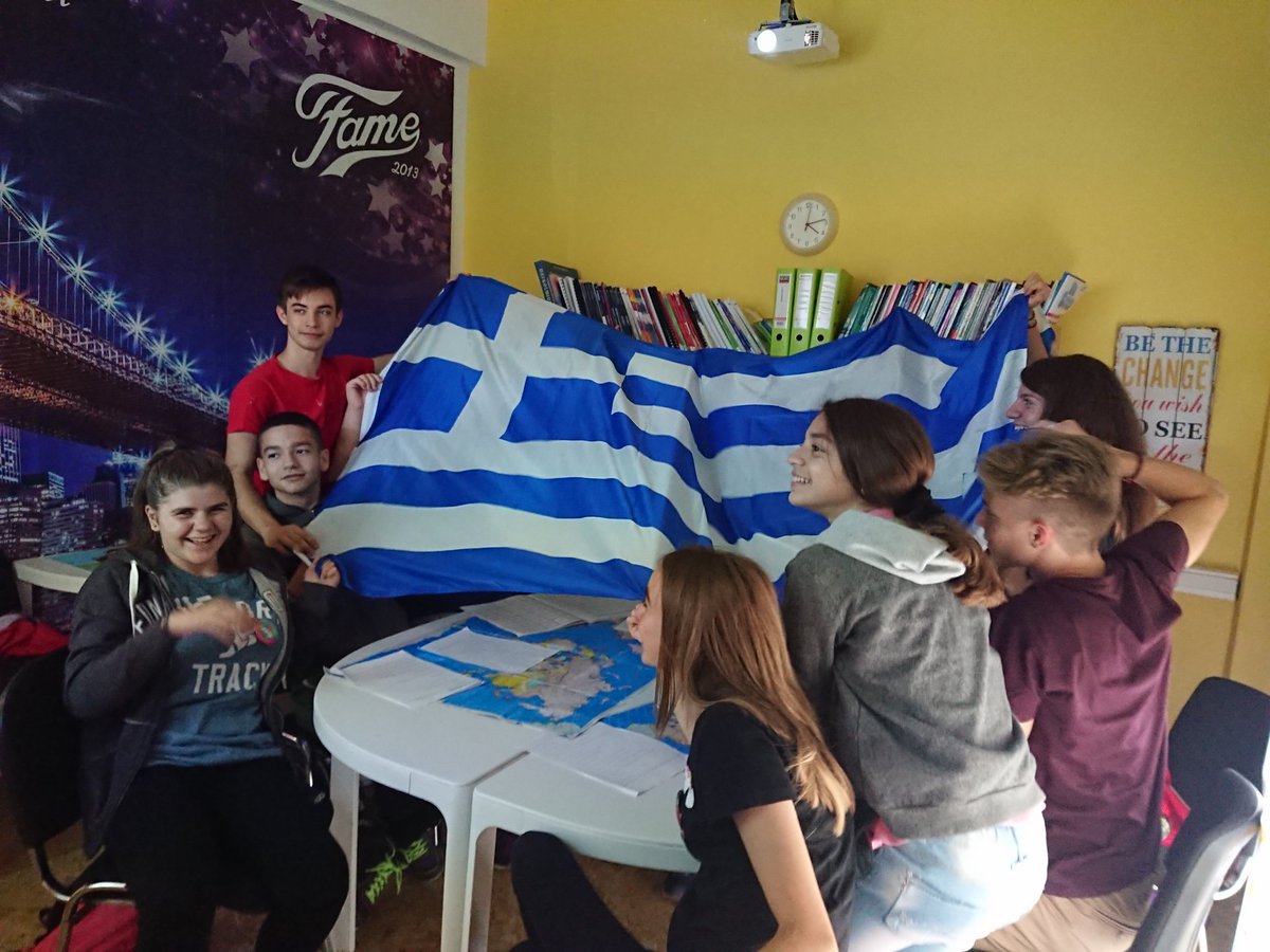 CatDourmousi's tweet image. First connection for #MicrosoftGlobalLearningConnection 2019 with @arperrier &apos;s class in France for @Varnakioti_! Thank you @SkypeClassroom for bringing us close!💙🌏💙
#MicrosoftEDU #MIEExpert #SkypeMT