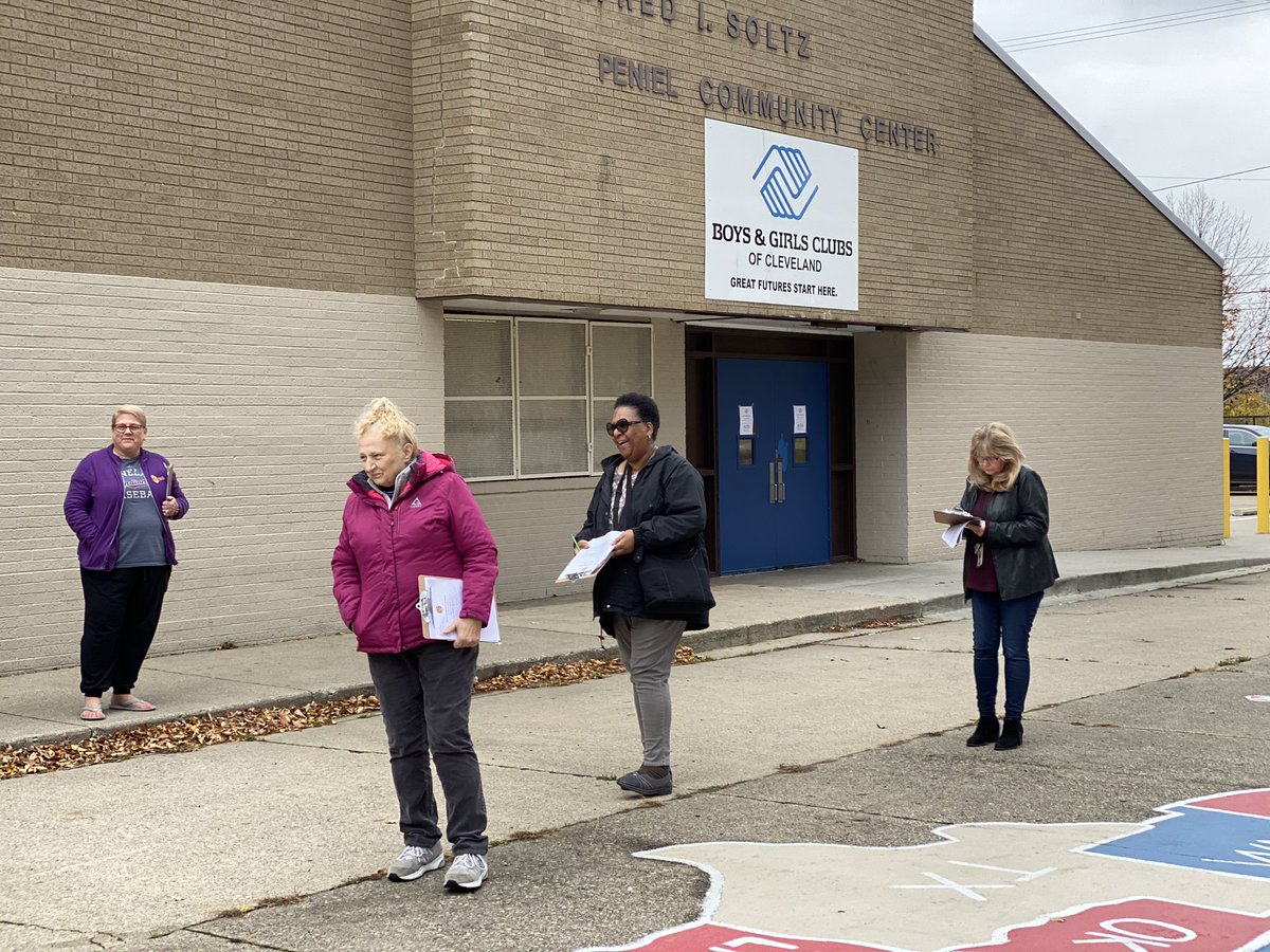 CTownNewTech's tweet photo. Walking in our student’s shoes today during our staff professional development day.....Searching for ways to bring equity and disrupt poverty! @CLEMetroSchools @newtechnetwork https://t.co/qshr2euj9V