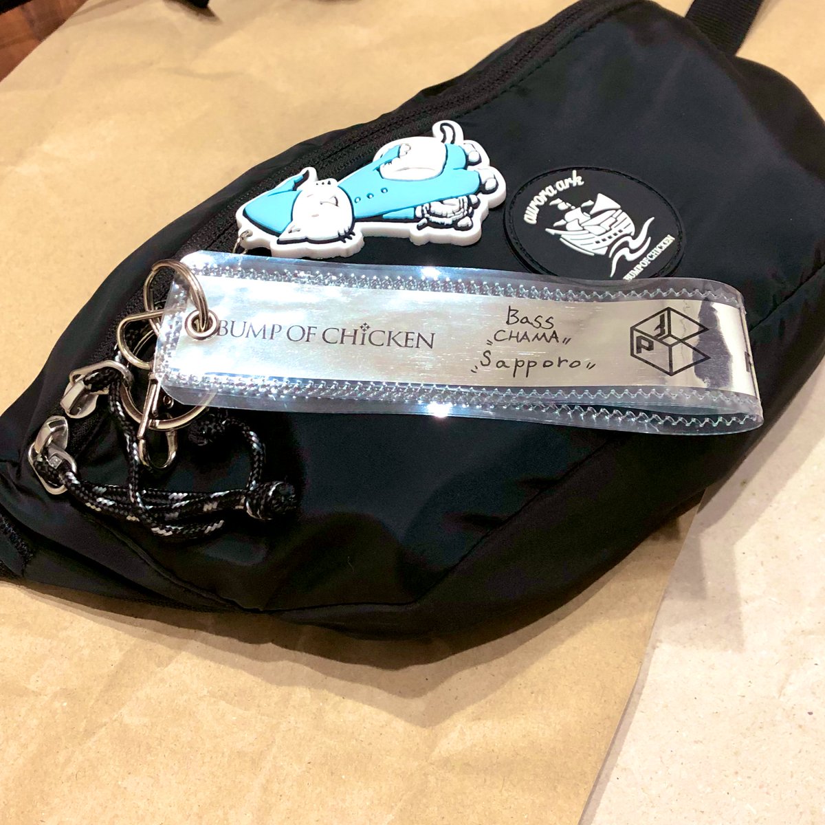 minimumboc's tweet photo. 今回の東京ドームの際に頂きました！大切な銀テープを分けてくださった方ありがとうございます！
そして、このように素敵な加工をしてくださったchiiさん(@a_c_0113 )ありがとうございます！
ほんと、たくさんの方々に感謝です！
ざっす！ほんとざっす！
大切にします(*´꒳`*)
#BUMPキラキラの行方 https://t.co/wRclCzdqDy