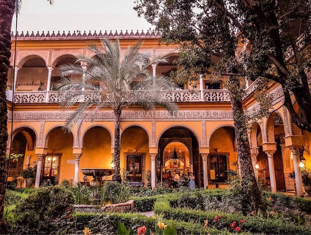 EspanaEnLatam's tweet image. The poet Antonio #Machado wrote:
"My childhood are memories of a courtyard in #Seville..." 
#DoYouKnow  the place where he was born and grew up? 
The palace of Dueñas!
👉buff.ly/2JtQ6nJ 
#Andalusia #TravelTips #SpainRoute #SpainExperience
@palaciodeduenas @sevillaciudad