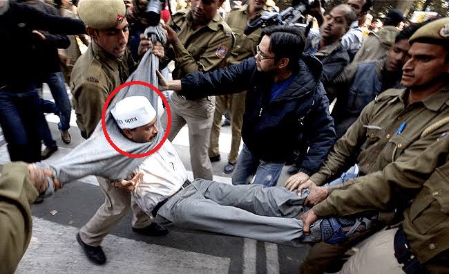 NotThatRavish's tweet photo. अरे मुझे कहां ले जा रहे हो भाई....? मैं वकील थोड़े ना हूं..... #LawyersVsDelhiPolice https://t.co/yTpxOoSVz8