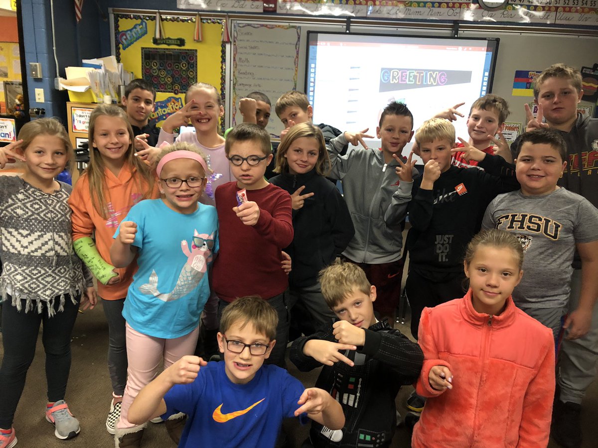 ShaunaRemus's tweet image. 4th grade Morning meetings are the best!! Rock, paper, scissors tournament!! Congrats Lijah!! #socialemotionaltime #buildingateam @BES273