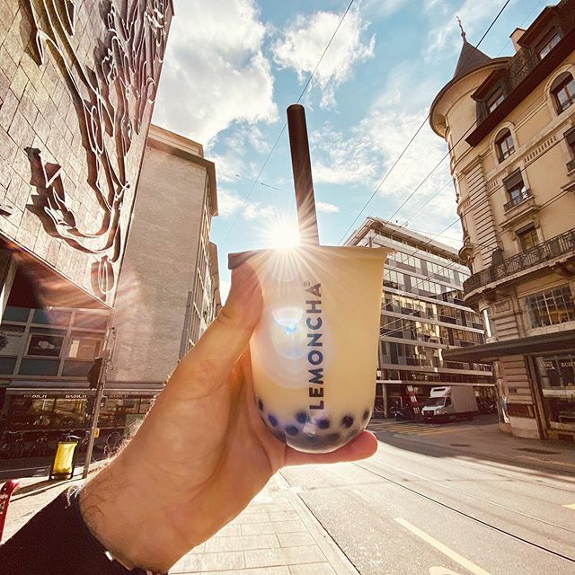 lemoncha_'s tweet photo. "Serenitea: the absence of stress while drinking tea." — Unknown
⠀
Sounds like the perfect weather to enjoy our delicious Milk Teas, available iced or hot!
⠀
#milktea #geneva #switzerland #tealover #bubbletea #boba #jasmine #greentea #sunlight #city https://t.co/GmEOOGKZ7j https://t.co/WnzvTP8Zv6