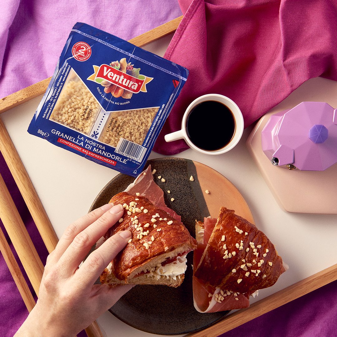 #BuongiornoATutti
Chi ha voglia di coccole oggi? Una colazione a letto dà la carica anche il lunedì. Croissant salati con crudo, robiola di capra e granella di #Mandorle. 
E poi, ovviamente, un #caffè bollente! #lunedì