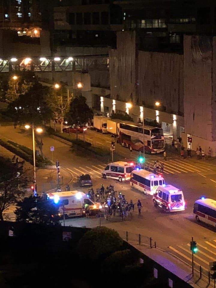 wwnguuwgf's tweet photo. The reason of delay treatment. HKPF blocked the ambulance.
#eye4hk #hkpolicebrutality #HKPoliceTerrorism #HKPoliceState #AntiMaskBan #HKHRDA #HongKongProtesters #antichinazi #antitotalitarianism #standwithhongkong #HKSOS https://t.co/dgCFovK6xb