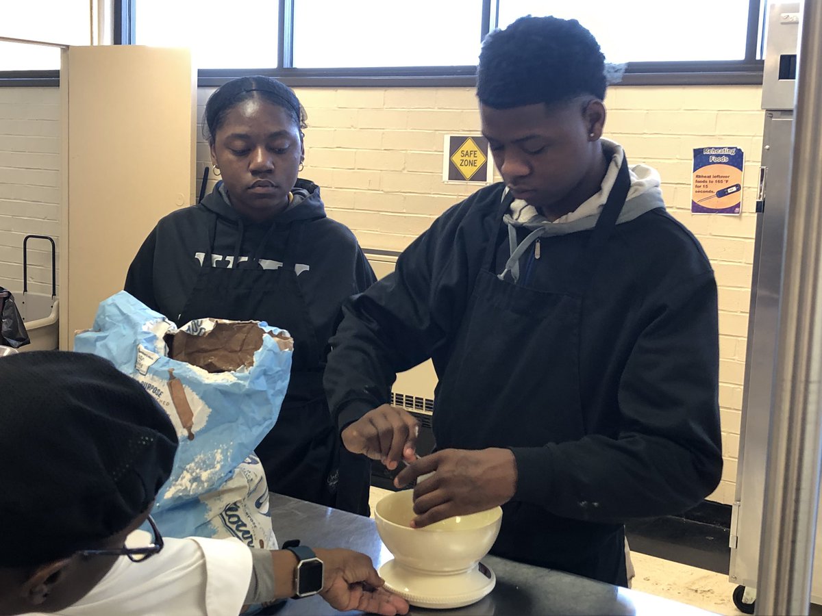 Careertechmob's tweet photo. @WilliamsonMEE students in Chef McKeller’s classes are learning Culinary Math by accurately weighing and measuring ingredients in recipes, which helps determine portion sizes and food costs. @MobilePublicSch @alabamacte #careertechmob https://t.co/hikbsNpZ2m