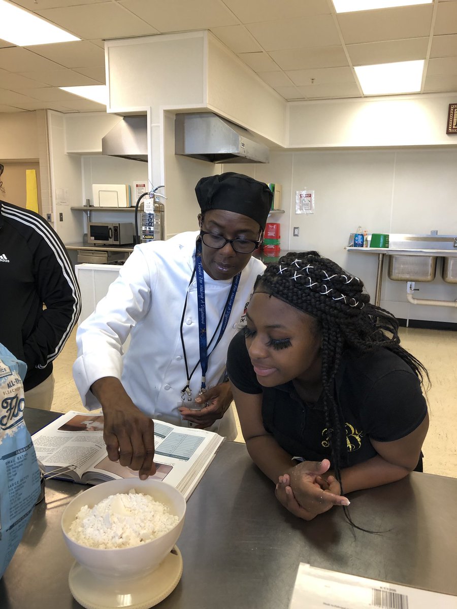 Careertechmob's tweet photo. @WilliamsonMEE students in Chef McKeller’s classes are learning Culinary Math by accurately weighing and measuring ingredients in recipes, which helps determine portion sizes and food costs. @MobilePublicSch @alabamacte #careertechmob https://t.co/hikbsNpZ2m