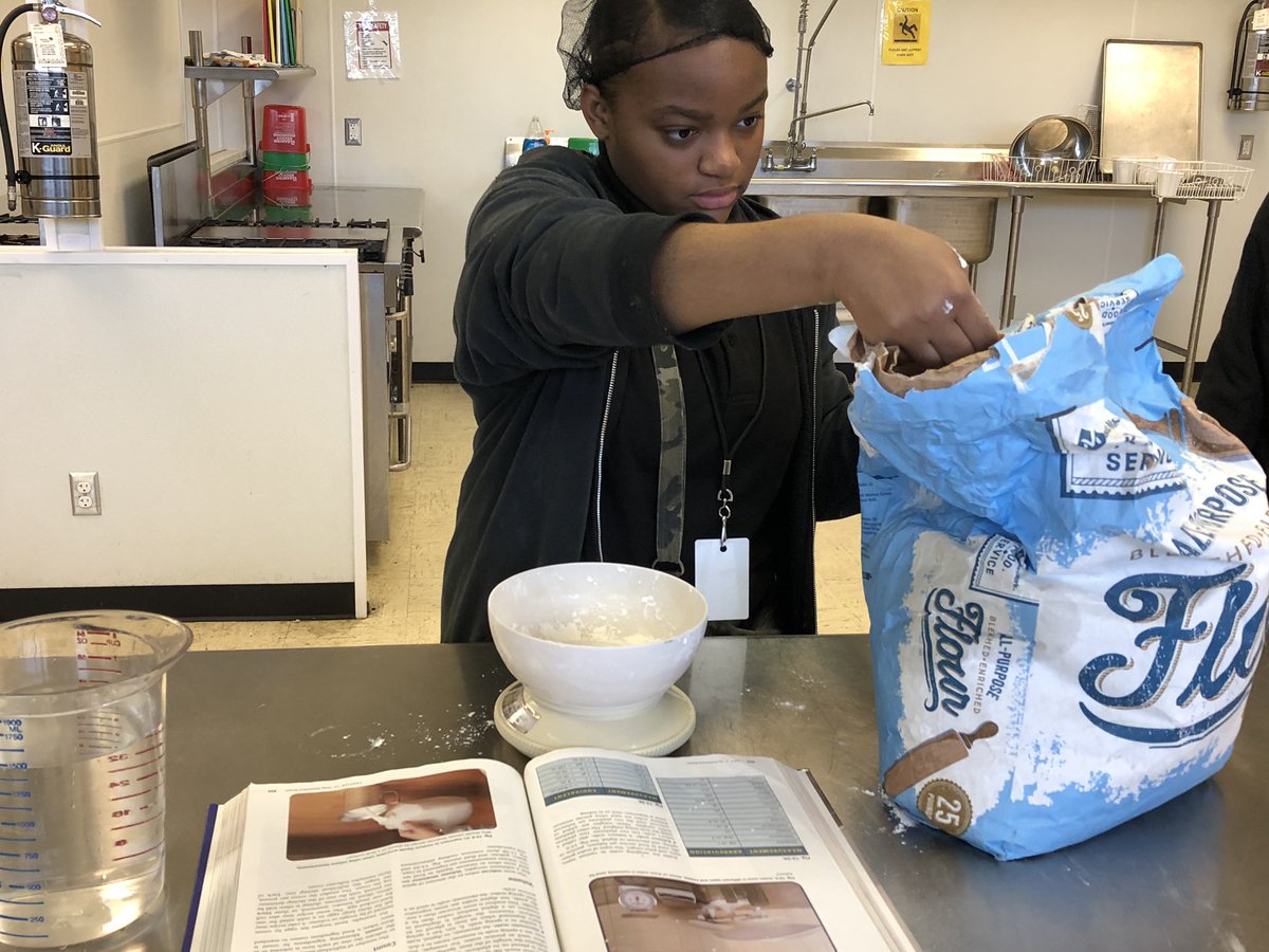 Careertechmob's tweet photo. @WilliamsonMEE students in Chef McKeller’s classes are learning Culinary Math by accurately weighing and measuring ingredients in recipes, which helps determine portion sizes and food costs. @MobilePublicSch @alabamacte #careertechmob https://t.co/hikbsNpZ2m