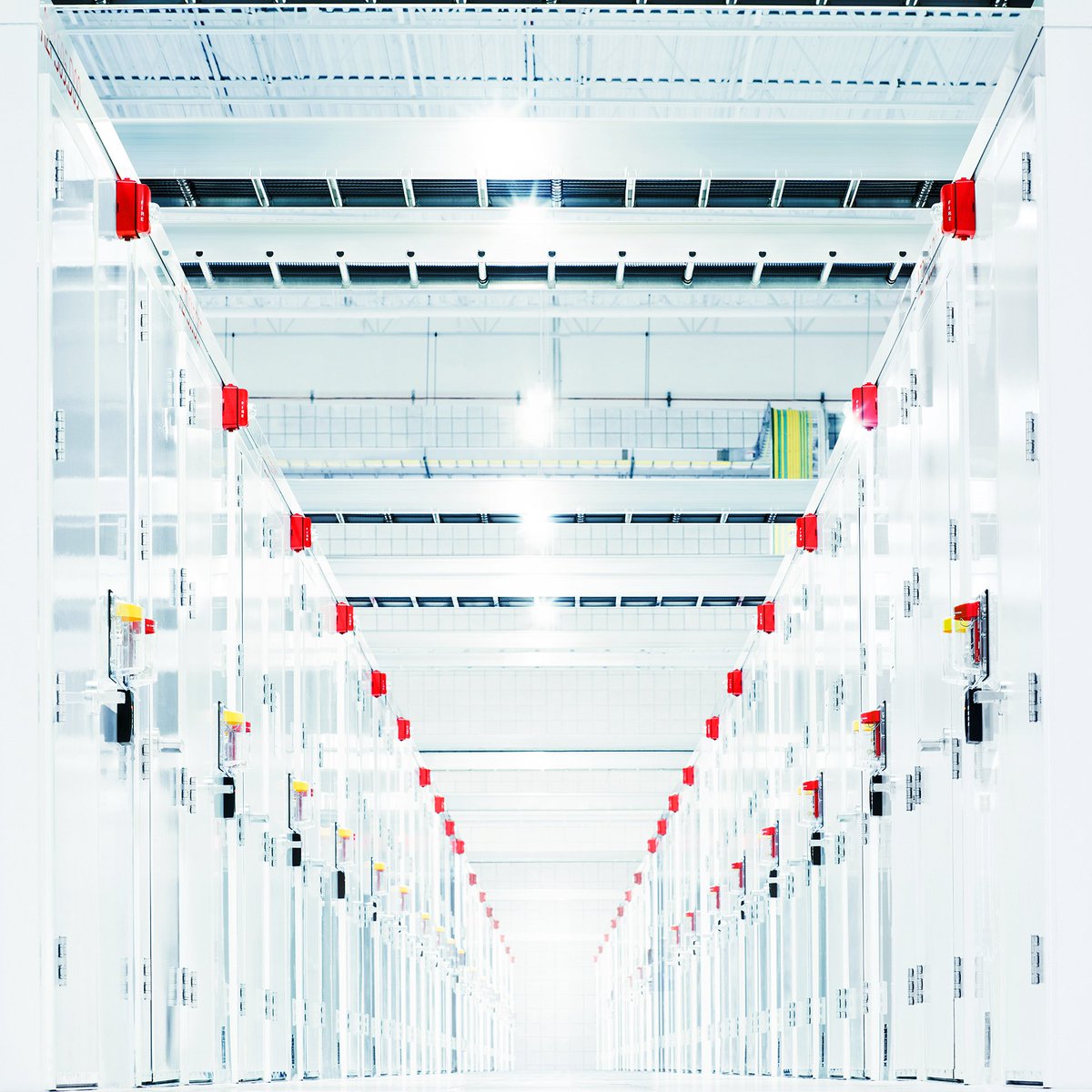 This shot was made possible by shooting with the lens mounted to a Hasselblad HTS 1.5 ... real tilt/shift without a filter 😉