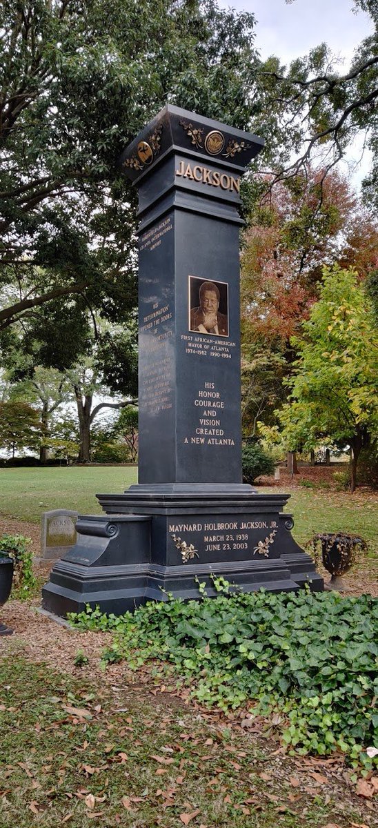 MarketerMoore's tweet image. Had a great time with my fellow @AMAAtlanta Board members touring @oaklandcemetery and learning some Atlanta history!