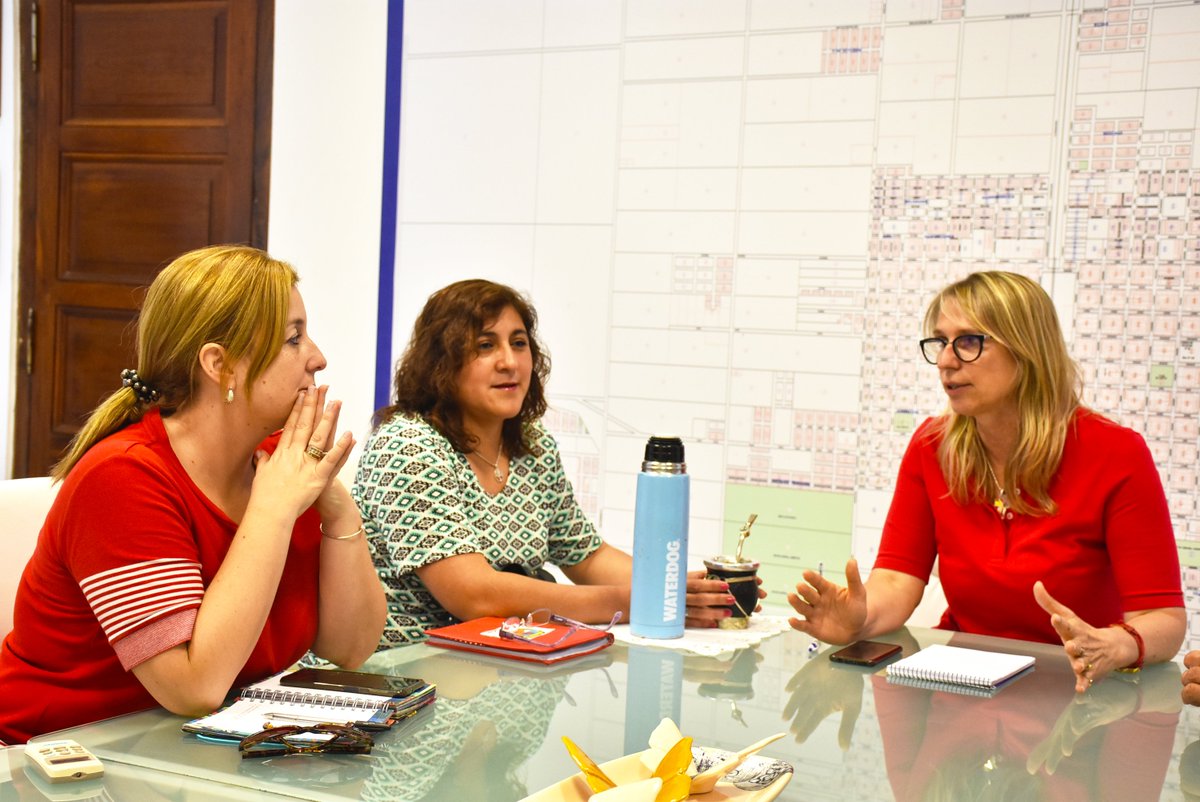 muni_charata's tweet photo. La Intendente María Luisa Chomiak se reunió hace instantes, con quienes asumirán como integrantes del Concejo a partir del próximo 10 de diciembre desde el espacio político del #FrenteChaqueño,con el objetivo de ir coordinando lo que será la actividad legislativa. https://t.co/XRIL5F2Kga