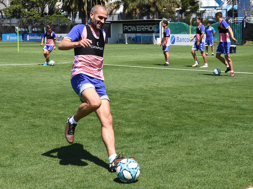 Redes_Racing's tweet photo. El es feliz jugando en Racing 💙
Yo soy feliz viéndolo jugar en Racing 😍 https://t.co/0mQNpGM8OY